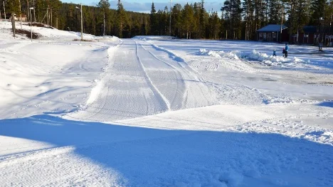 Snön ligger vit på Hellnerstadion och spåret väntar på att bli förberedda för åkning i både klassisk stil och fristil.