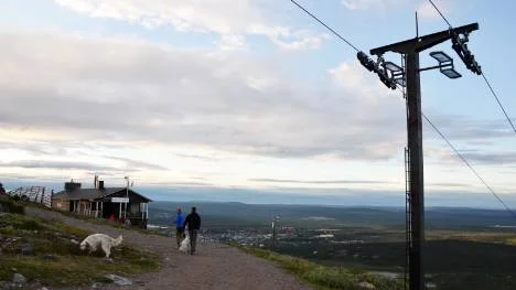 Vädret har inte varit det bästa och midnattssolen har de flesta kvällar lyst med sin från varo, gömd bakom molnen. Trots det har Fjällstugan på Dundrets topp varit välbesökt varenda kväll sedan öppningen den 6 juni.