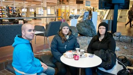 För Stefan Karlström, 25, Alice Lundström, 21 och Janna Lundström, 22, Boden, missade sin Marlilyn Manson-konstert på grund av snön i Stockholm. De väntade förgäves på Luleå flygplats.