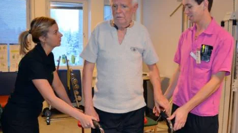 "Jag vill börja dansa igen" säger Östen Oskarsson. Hälsopedagog Ann-Sofie Malmefjäll och AT-läkare Tomas Nilsson uppmuntrar till träning.FOTO: Marie Ridderström