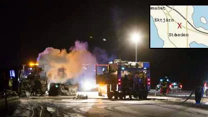 LULEÅ 2012-12-02
En buss och en personbil har krockade och fattade eld på väg 97 vid avfarten mot Gammelstad utanför Luleå på söndagseftermiddagen. En person omkom i trafikolyckan, och ett tiotal fördes till sjukhus.
Foto: Bror Persson / SCANPIX / Kod 10870