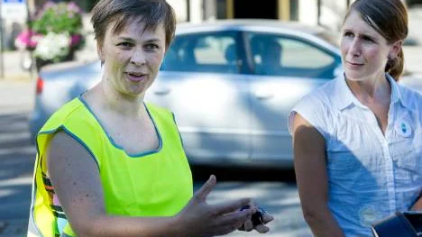 Sara Svensson, sektionschef Park & Natur, är en av de två som ska räkna Luleåbornas skräp de kommande två veckorna. Emma Martinelle, projektledare, Stiftelsen Håll Sverige Rent håller i trådarna.