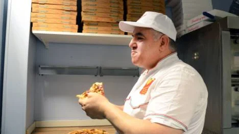 Ali Chahrour smakar sin pizza Härken special som han ska tävla med i Pizza EM i Italien.