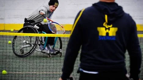 Marko Norrbacka, Luleå, fick klart godkänt efter sina testbollar mot tennisguldmedaljören Peter Vikström.