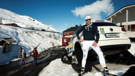 Svenska längdlandslagets förbundskapten Lars Öberg från Kalix får ta tag i en del nya arbetsuppgifter sedan det i går blev officiellt att längdchefen Ulf Karlsson lämnar sitt uppdrag med omedelbar verkan efter bara ett hvalår på sin tjänst."Jag blev överraskad", säger Öberg.