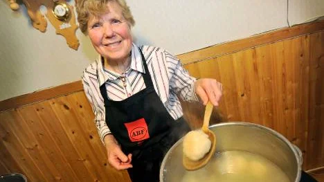 Berta Larsson serverade palt.