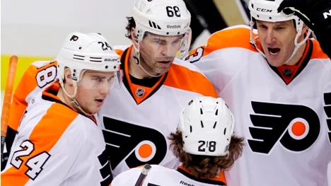 Matt Read (nr 24) firar ett mål med Jaromir Jagr och Claude Giroux.