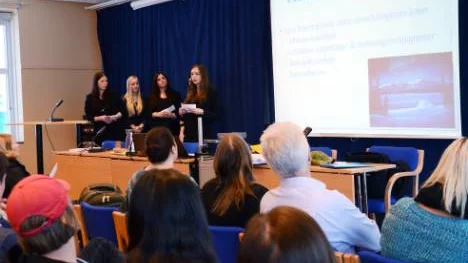 Eva-Lena Fredriksson, Louise Blennsjö, Sara Grundström, Beatrice Donnerberg och Sofie Hansson presenterade sin affärsidé Saunaking AB.FOTO: Maria Unga