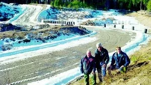 Den nya banan för folkrace är redo att ta emot åkarna. På söndag arrangerar Finspångs MS premiärtävlingen som getts namnet "Startskottsracet". Anders Bengtsson, Conny Stigh och Mattias Stigh är glada och lättade över att banan är tävlingsklar. Det tog fyra år från det att arbetet startades.
FOTO: GUNNAR JOHANSSON