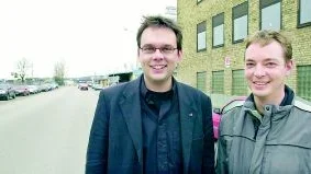 - Nu satsar vi fem miljoner kronor på arbetslösa ungdomar i Norrköping och den här satsningen siktar vi på att fortsätta med under ett antal år framåt, säger kommunalrådet Mattias Ottosson som här ses med Claes Särevall, ordförande i arbetsmarknads- och vuxenutbildningsnämnden. 
FOTO: JANNE FORSBY