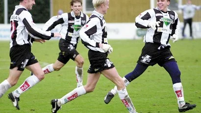 Chay Hews, Lasse Ström, Niclas Fredriksson och Henrik Andersson jublar i kapp. Med två matcher kvar har norrköpingslaget allt i egna händer.
FOTO: ROBERT SVENSSON