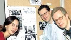 Sara Ramström, Henrik Johansson och Fredrik Gustavsson minns med hjälp av tidningsurklipp hur det var att vara i final för 20 år sedan.
FOTO: GUNNAR JOHANSSON