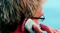 Ostört. Mobiltelefonen ger barnen en möjlighet att kunna ringa ostörda. Under fem år har antalet mobilsamtal till Bris ökat från 15 procent till 90 procent av alla inkommande samtal. Det har gett en kostnadsökning som tvingar Bris till besparingsåtgärder.  (Personen på bilden har inget samband med innehållet i artikeln).      FOTO: SCANPIX