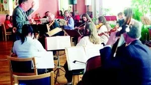 Återuppstånden tradition. På söndagen bjöd Finspångs musiksällskap och musikskolan, i form av Singsongs och BlåSträngar, på en gemensam konsert i Maria Gården. Foto: Gunnar Johansson