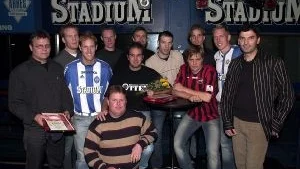 Fotbollsadel. En samling av vinnare, prisutdelare och arrangörer vid Otten-galan i lördags. Fr v ses Stefan Laveryd, vinnare av tränarpriset, Patrik Svensson, "Årets försvarare", Sven Isebäck, "Årets lag", Robert Jargland, skyttekung i division 5 Mellersta med 33 mål, Daniel Johansson, skyttekung i division 4 Östra, Mikael Savidis, Årets gentleman, Anders Whass, Sleipner och Sabahudin Hamzic, skyttekung i division 4 Östra med 18 mål. Runt bordet Stefan Ljungberg, Sleipner, Jörgen Lindström, galaarrangör och "Folkets lirare" samt Mårten Jacobsson, galaarrangör. Och längst fram Patrik Hultberg, vinnare av "Årets lag" med Åby IF.