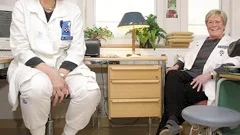 Sedan provtagningar infördes på 60-talet har antalet fall med livmoderhalscancer halverats. Kjerstin Drott och Gunilla Larsson berättar att det är ett enkelt och smärtfritt sätt att förebygga risken att få cancer.
FOTO: ROBERT SVENSSON