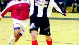 Johan Larsson driver förbi en motståndare i Assyriska.