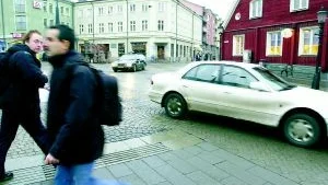 Skvallertorget fungerar idag som en plats, där bilar, fotgängare, cyklister samsas - och, tack vare låg hastighet och ögonkontakt, tar hänsyn till varandra. Den fysiska utformningen av torget har förändrats. Antalet olyckor har blivit färre, sedan övergångsställen och trafiksignaler togs bort.
FOTO: ROBERT SVENSSON