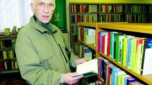 Stig Kjellgren lånar mins en bok i veckan på biblioteket i Finspång. Den här veckan tittar han efter något av Stig Claesson. 
FOTO: NICLAS SANDBERG