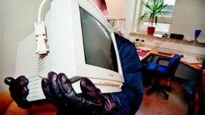 Datortjuv i arbete. Den senaste tiden har företag i Norrköping råkat ut för stölder av datorer och utrustning. (Bilden är arrangerad.)
FOTO: SCANPIX