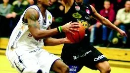 Devin Thomspon går mot korgen men möts av Yasin Merzoug. Förlusten i Mässhallen var sämsta tänkbara start på play off-spelet. 
FOTO: ANITA KJELLBERG