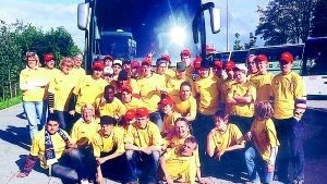 40 elever, lärare och föräldrar samlade utanför bussen i Hamburg. Den avgående fotbollsklassen på Navestadsskolan fick chansen att spela mot Feyenoords duktiga ungdomslag tack vare en viss Ove Kindvall.
FOTO: KENNETH THAPPER