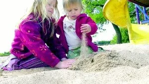 Som ett hav av skön sjösand kan syskonen Kajsa, 1,5 år och Hannah Svensson, 5, glädja sig åt i sin nyrenoverade lekplats i gamla Smedby. Sjösanden kommer från ett företag, som hämtar sanden från en täkt alldeles intill Vättern.
FOTO: JANNE FORSBY