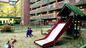 Det är inte första gången som Hattens förskola på Knäppingborgsgatan 20 i Norrköping råkar ut för personer som mår dåligt eller är stökiga. - Vi har varit i kontakt med polisen om det här tidigare och de vet hur vi har det, därför tror man att de ska komma fortare, säger Anita Andersson förskollärare på Hatten och berättar att incidenten skrämde personalen.
FOTO: JANNE FORSBY