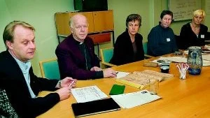 Igår upprättades en krisgrupp på kommunhuset Rosen, med anledning av jordbävningskatastrofen i Sydostasien. I den ingår bland andra: Timo Pöllänen,från försörjningsstödskontoret, Eric Lundqvist, kyrkoherde i Hedvigs församling, Margareta Skrufve, från försörjningsstödskontoret, Anna Wigmo, socialsekreterare i centrum.
FOTO: ANDREAS SKOGH