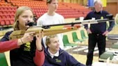 Josefine Karlsson från Kisa tar sikte mot tavlan, medan Jonas Jacobsson och Björn Bergström intresserat följer händelseutvecklingen.
FOTO: ROBERT SVENSSON