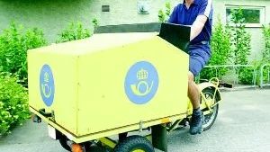 "Våra nya trehjuliga mopeder är suveränt bra", säger brevbäraren Roy Kindblad. "De är smidiga att ta sig fram med och har bra lastutrymme och dessutom slipper vi cykla, när det handlar om långa sträckor."
FOTO: ROBERT SVENSSON