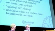 Beslutsfattarna Anna Lena Sörenson och Palle Håkansson står fast vid sina beslut sedan tidigare. Arkivbilden från presentationen av omstruktureringsbeslutet. 
FOTO: JANNE FORSBY