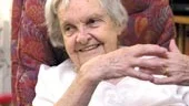 Mycket har hänt under Stinas 90-åriga liv. "Jag kommer ihåg första bilen. Vilken uppståndelse. När vi såg första flygmaskinen stod vi bara och gapade.  Telefonen var också märklig. Och jag minns fortfarande hur lycklig jag var när vi fick ett badrum. Jag blir ledsen när jag hör folk säga att det var bättre förr. Det var det inte alls."
FOTO: JANNE FORSBY