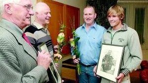 S-politikerna Inge Carlsson och Peter Fransson delade ut stipendier till Finspångs Musikförenings ordförande Roger Sjögren och sprinterlöftet Joni Jaako.
FOTO: TITTI OLOVSSON