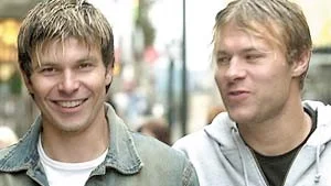 Förutom att göra mål har de mycket gemensamt  Idrottsparkens nya favoriter, Nick Bosevski och Antti Sumiala. Båda är etablerade stjärnor, singlar efter varsitt långvarigt förhållande  och schackfantaster.                                                                     FOTO: ANITA KJELLBERG