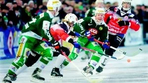 Gustaf Hjalmarsson (här längst till höger i bild) hamnar i Finspångs AIK.
FOTO: PRESSENS BILD