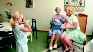 Gunilla Doyle med barn kom från Sydney för att gratta sin mormor Berta på den stora dagen. Det tyckte ett av barnbarnsbarn var värt att föreviga. 
FOTO: NICLAS SANDBERG