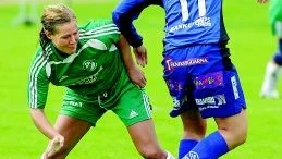 Katja Nyström, t v, utsågs till Saltängens bästa spelare i Östgötacupens damfinal. Hon avslutade också målskyttet med ett vackert skott i krysset. Här ses hon i duell med Linköpings Anna Karlsson. 
FOTO: ROBERT SVENSSON