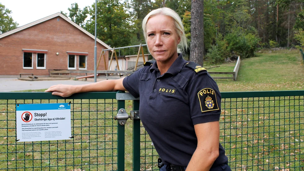 De flesta som hänger vid förskolan Eken i Borensberg är uppåt 20 år men även yngre personer vistas där. Kommunpolis Josefin Arvidsson menar att det är dags för föräldrar att engagera sig lite mer och ta reda på vad deras barn gör på fritiden.
