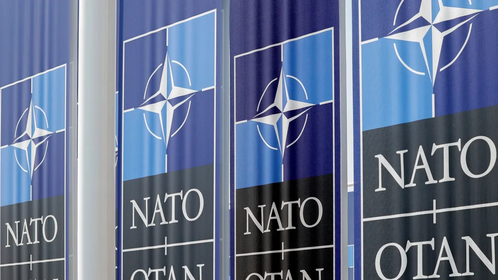 Vinden fladdrar i Nato-veporna vid militäralliansens högkvarter i Bryssel. Arkivfoto.