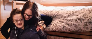 Emilia, 20, förlorar sitt korttidsboende – trots att behoven är oförändrade • Mamman förtvivlad: "Ser hur kommunen skär ner"