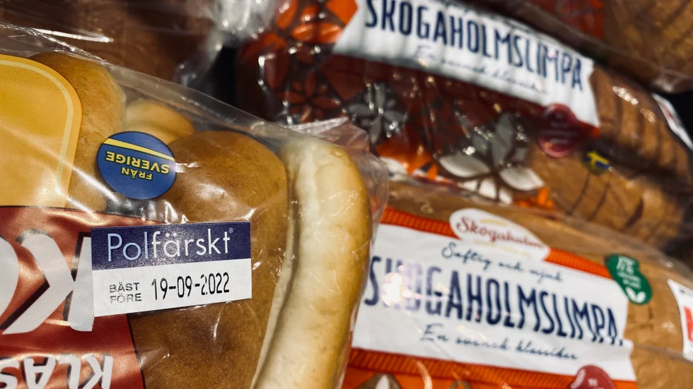 Företaget Polfärskt distribuerar bland annat Skogaholmslimpor. Nu har konkurrenten Pågen tipsat miljökontoret om att det frysta brödet från Skogaholm först tinar i lastbilarna och sedan fryses ner igen i butiken.
