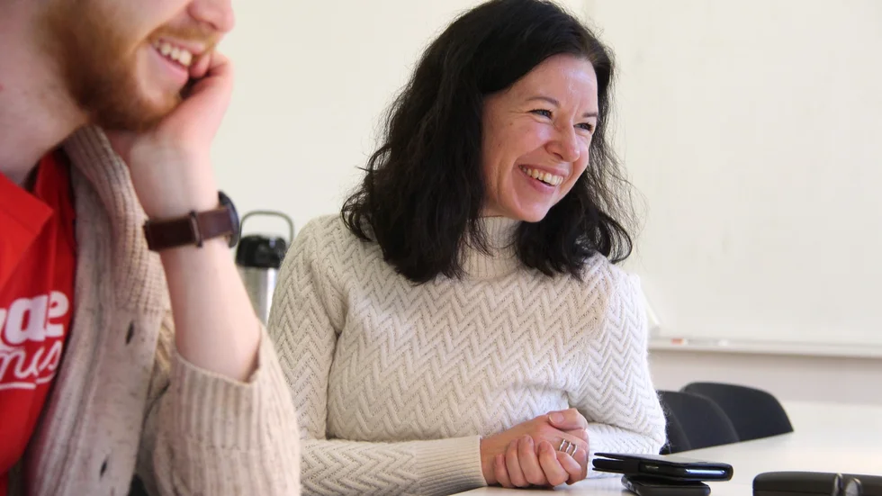 Eva Lindh är utbildad socionom och har suttit i riksdagen sedan 2018. "Jag har själv undrat om det är något man ska vara stolt över? Jag vet inte men jag tänker att det innebär att jag har ett stort engagemang", säger Eva Lindh om att är den riksdagsledamot som talade mest förra riksdagsåret.