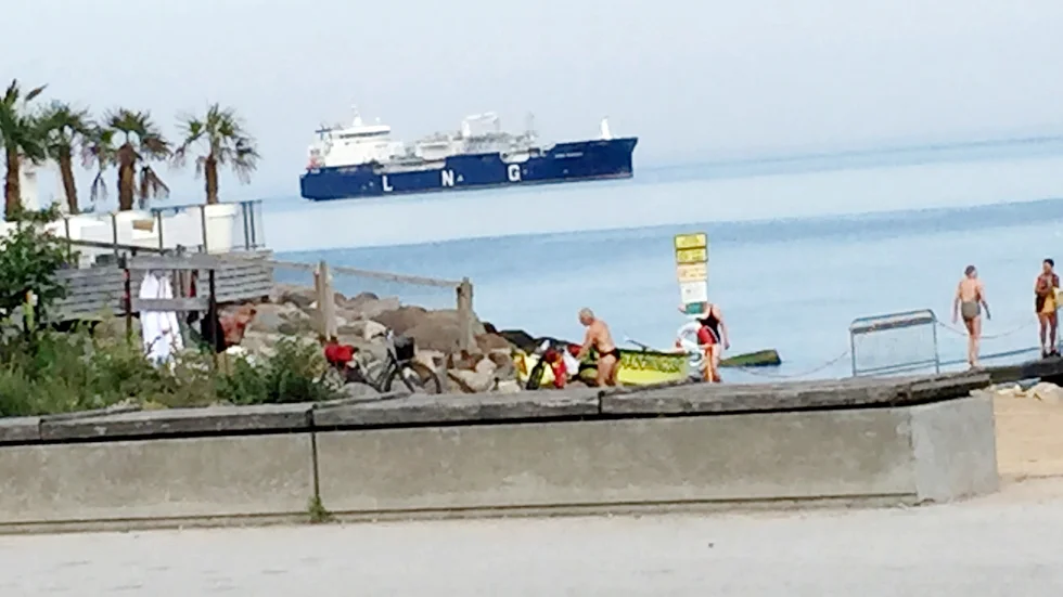 Ett fartyg lastat med LNG har ankrat utanför Visbys hamnområde. Tidvis har det orsakat störningar i form av buller.
