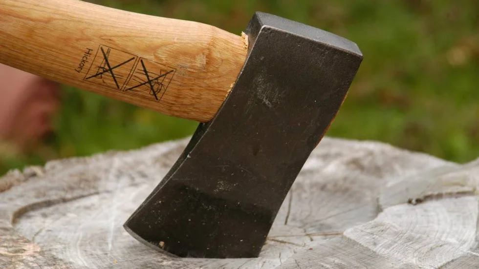 041003. Yxa på huggkubb.
Foto. Hasse Holmberg. Kod 96
COPYRIGHT SCANPIX SWEDEN
