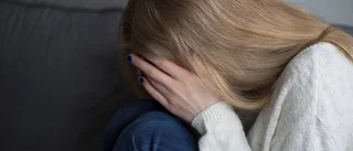 Flicka tvingades in i lägenhet – fick kläderna avslitna