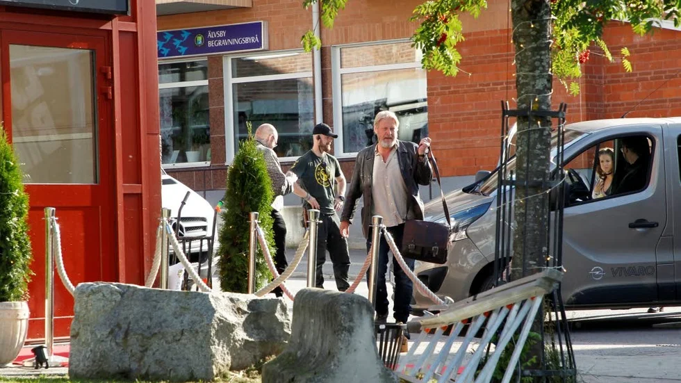 Rolf Lassgård, som spelar polisen Erik Bäckström, och de andra skådespelarna anlände till "Lizas krog" vid 16-tiden på måndagen.
