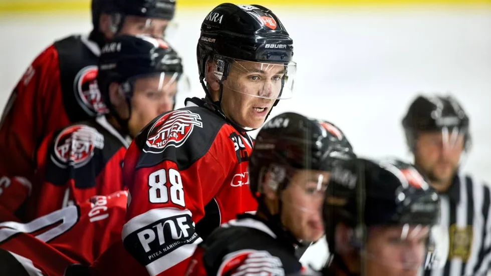 HATTRICK. Erik Wikgren (nr 88)  har hittat målformen. Piteåcentern satte ett hattrick mot Sollefteå i söndags.