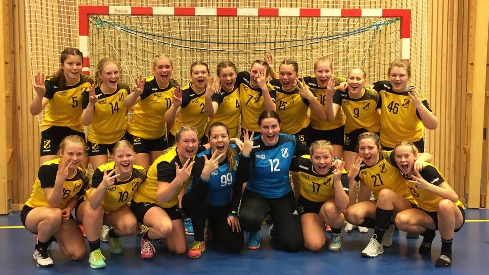 VIDARE. Norrfjärden gick till steg 3 i USM. Bakre raden fr.v: Ebba-lisa Larsson, Malin Stenlund, Matilda Berglund, My Lakso, Clara Frykberg, Nora Lidman, Frida Eriksson, Clara Andersson, Wilma Mårtensson, Linnea Svensson. Främre raden fr.v: Evelina Aldrin, Ebba Malmström, Natalie Asplund, Lovis Kalla-Baudin, Nellie Molander, Moa Rosengren, Juni Kalla-Baudin, Emma Viklund. Saknas på bilden: Emma Wiklund.