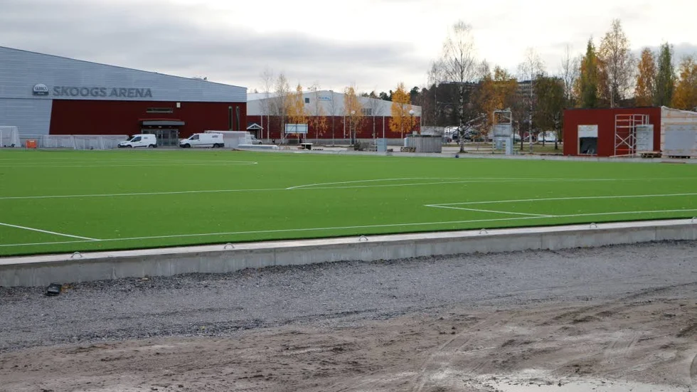 UPPSKJUTET. På fredag var det meningen att arbetet med att resa tältet över fotbollsplanen skulle börja. Men försenad leverans av Polarhall gör att arbetet skjurts upp två veckor.